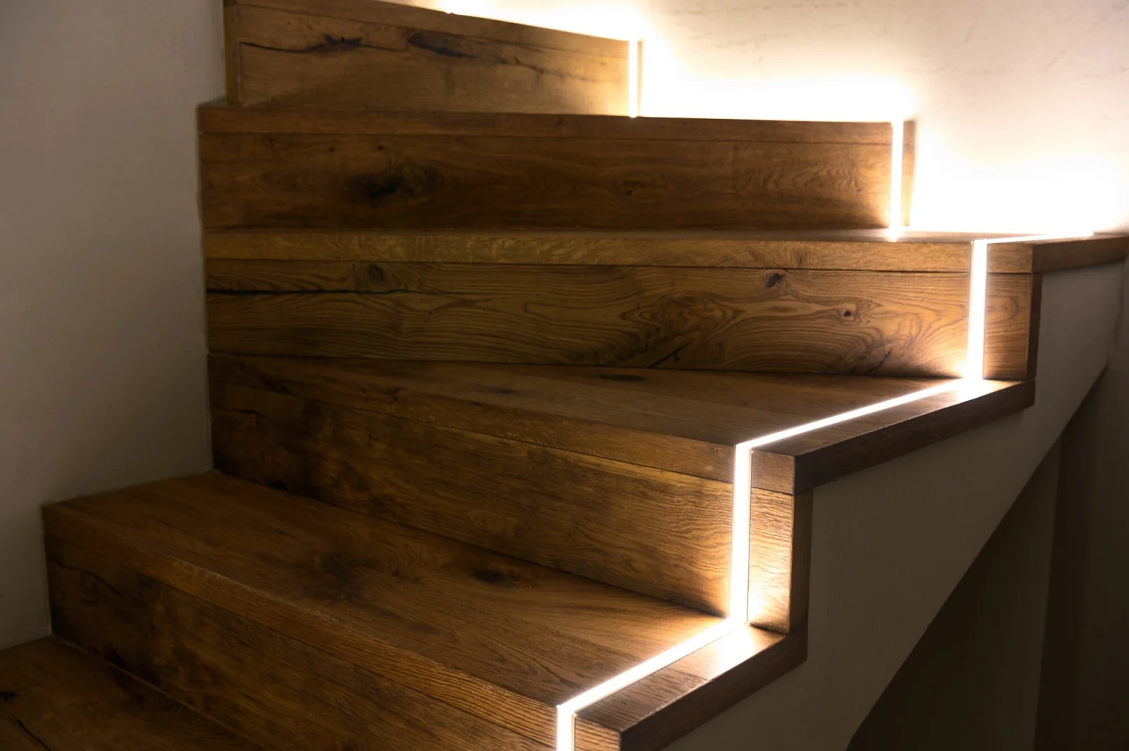 Instalación de tiras LED en escaleras de madera